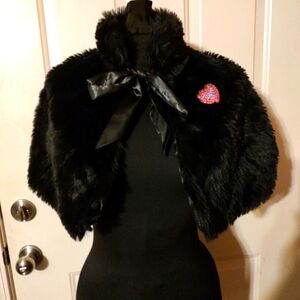 🩷🖤🩷Adorable Deadstock Black Faux Fur & Pink Heart Rhinestone Cape Stole Shawl